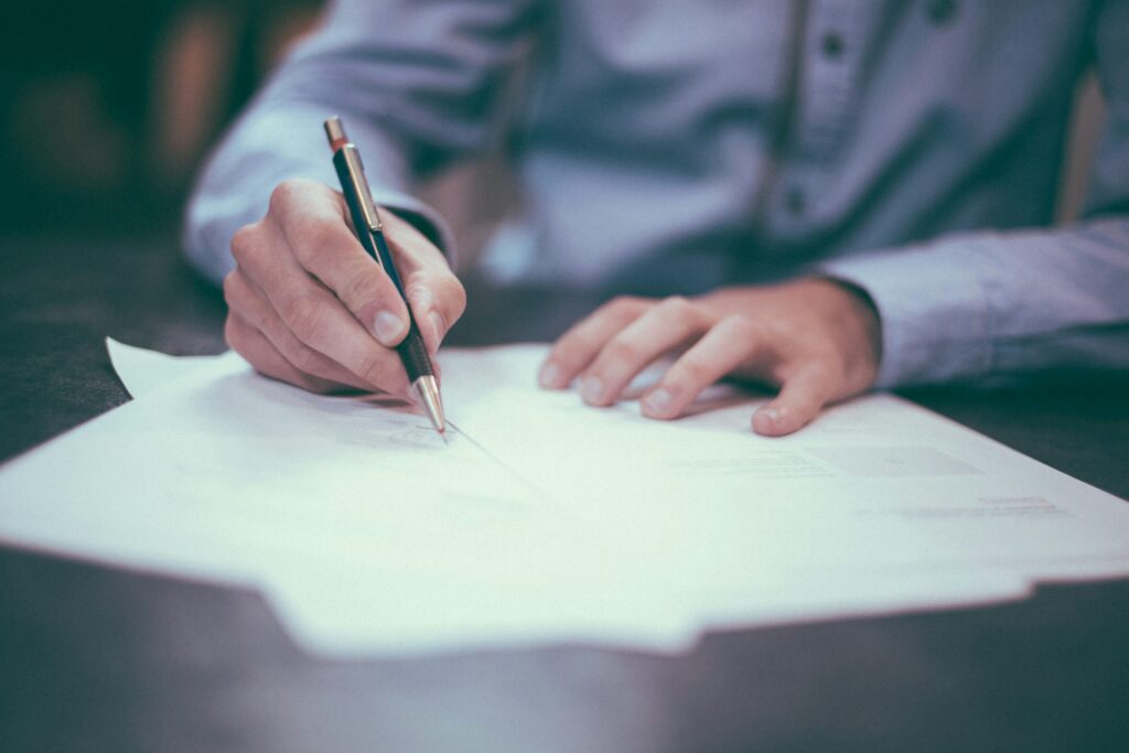 Signature des statuts lors de la création d'entreprise au Maroc